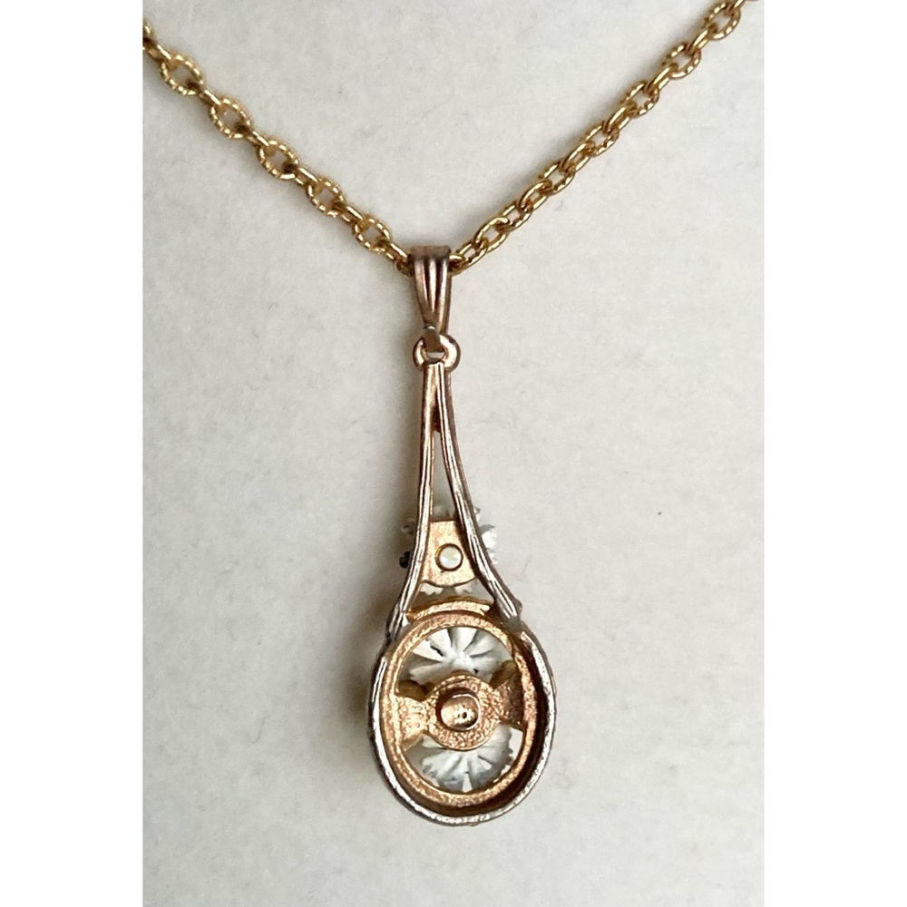 Dainty Vintage Necklace Enamel Daisy Pendant on Chain Goldtone Floral - Picture 3 of 7